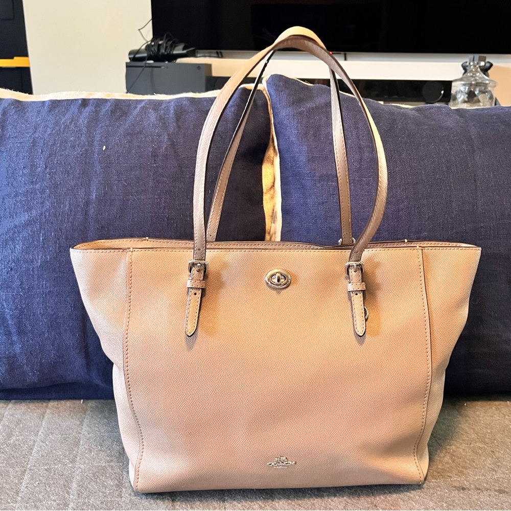 COACH Taupe Cross Grain Leather Turnlock Tote No. L1647-57443 Orig $300